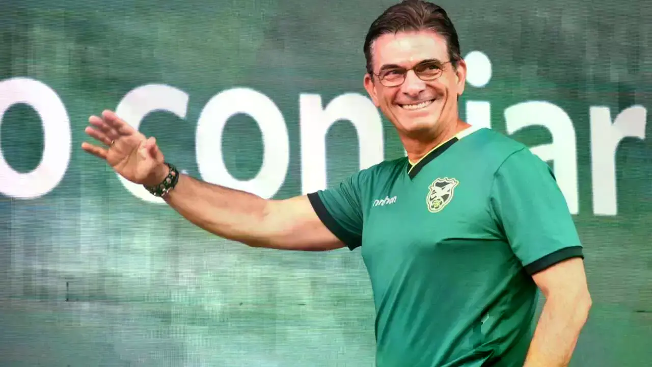 Autoridades vitoreando a la selección boliviana reunidas en una sala.