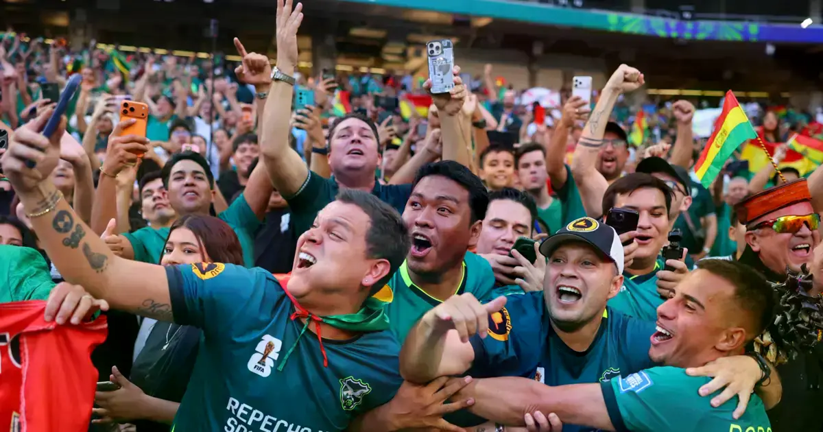 Bolivianos celebran junto a Robson Matehus en el estadio de Monterrey.