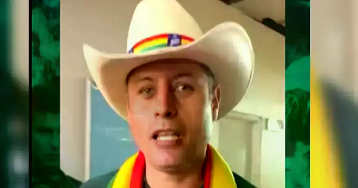 Edmand Lara observa el partido con la bandera boliviana al revés