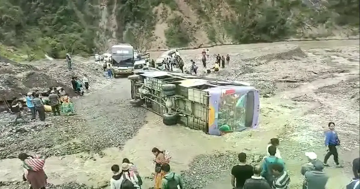 Bus volcado en el cauce de un río.