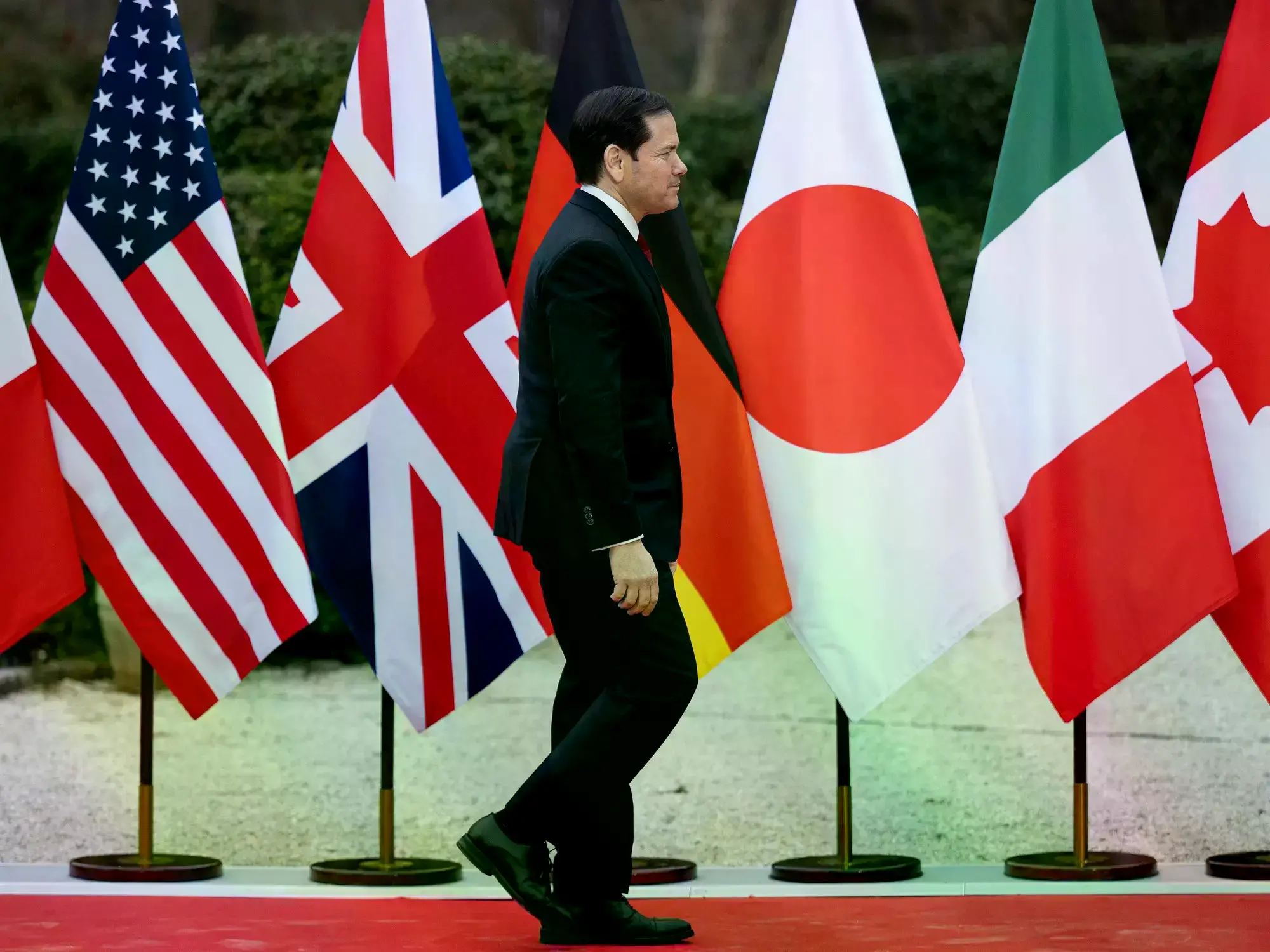 Marco Rubio llega a la cumbre de cancilleres del G7 cerca de París.