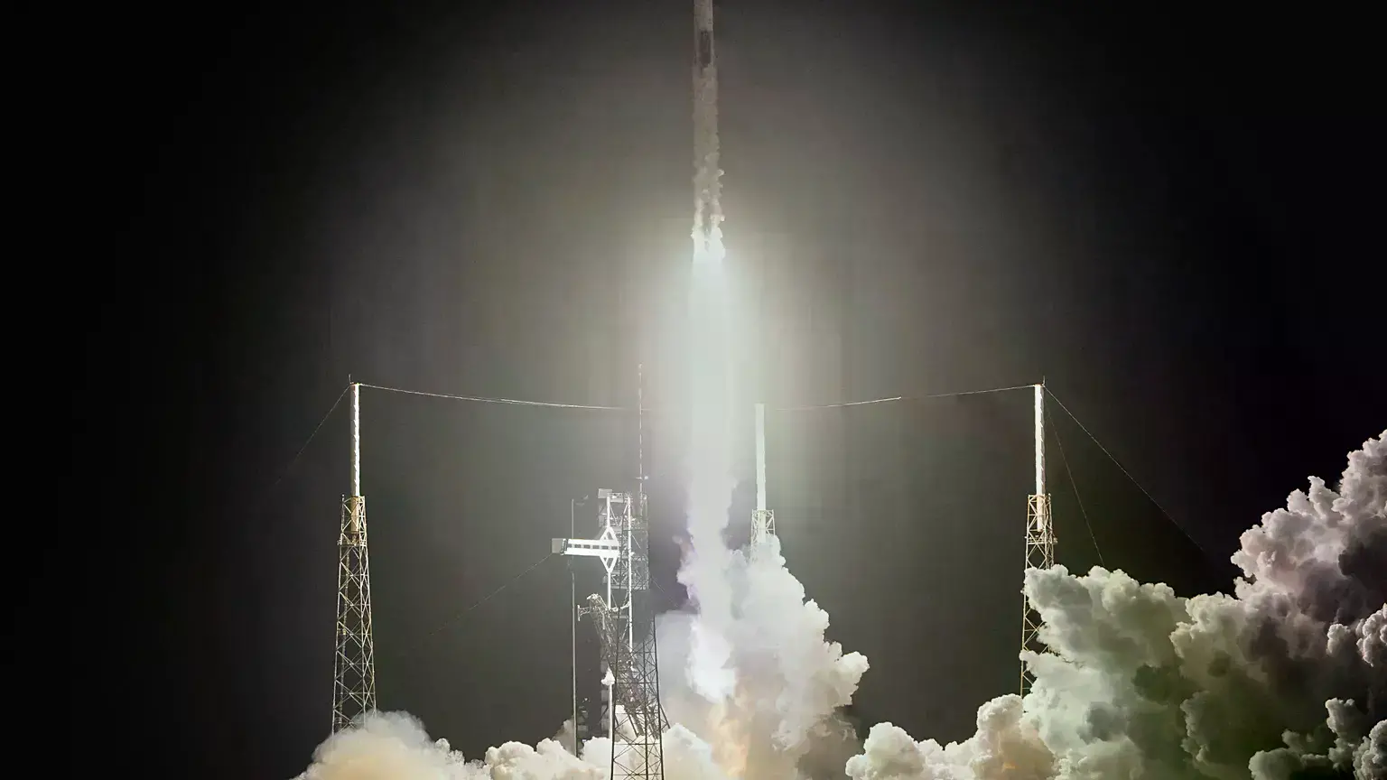 Un cohete Falcon 9 de SpaceX despega desde la Estación de la Fuerza Espacial de Cabo Cañaveral, Florida.