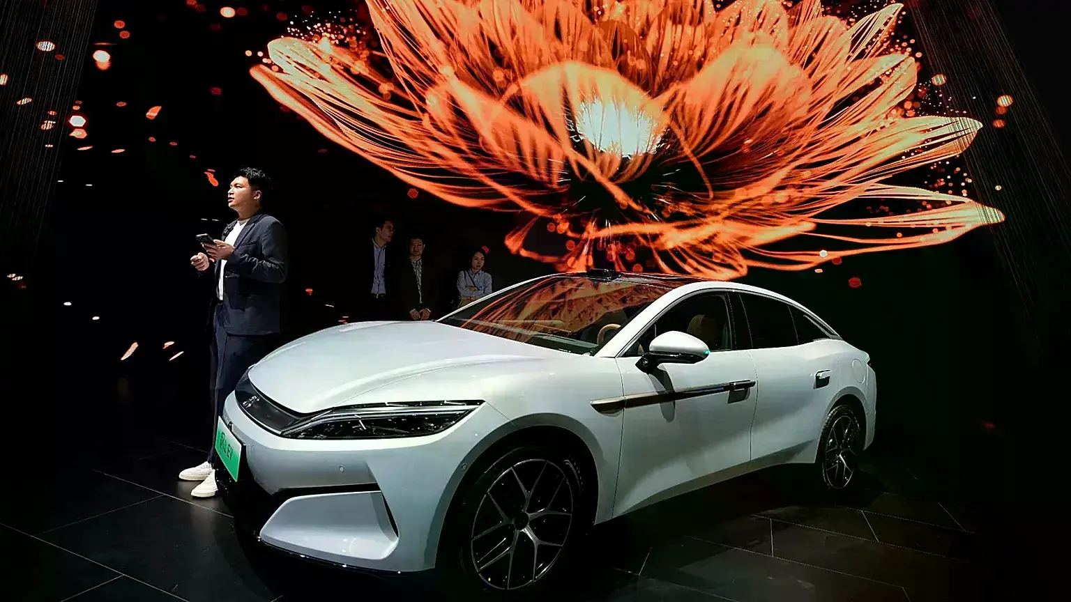 Un hombre junto al modelo Han L EV de BYD durante el salón del automóvil de Shanghái, el 23 de abril de 2025.