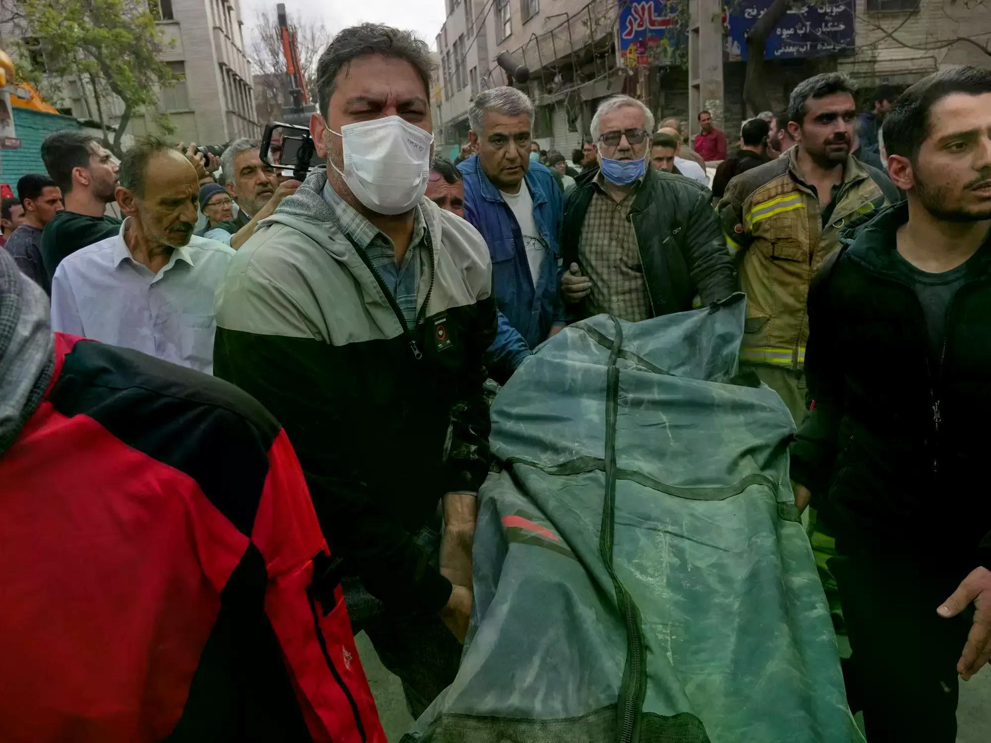 Socorristas retiran un cuerpo tras un ataque sobre Teherán.