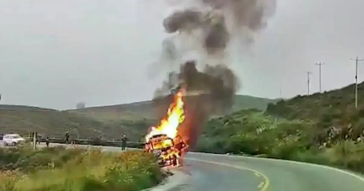 El vehículo ardiendo en plena vía.