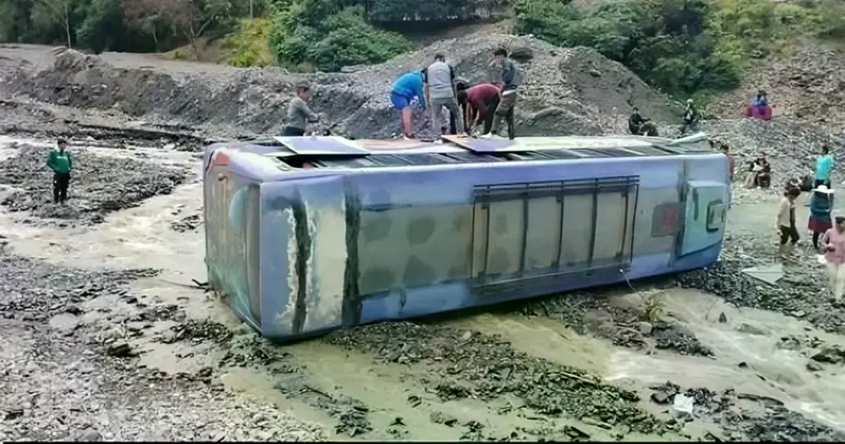 El bus terminó volcado de costado en medio del río en los Yungas.