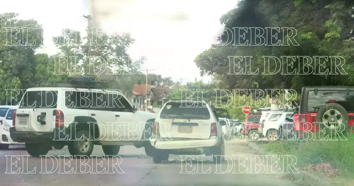 Una vagoneta blanca fue impactada por un vehículo supuestamente de la Aduana