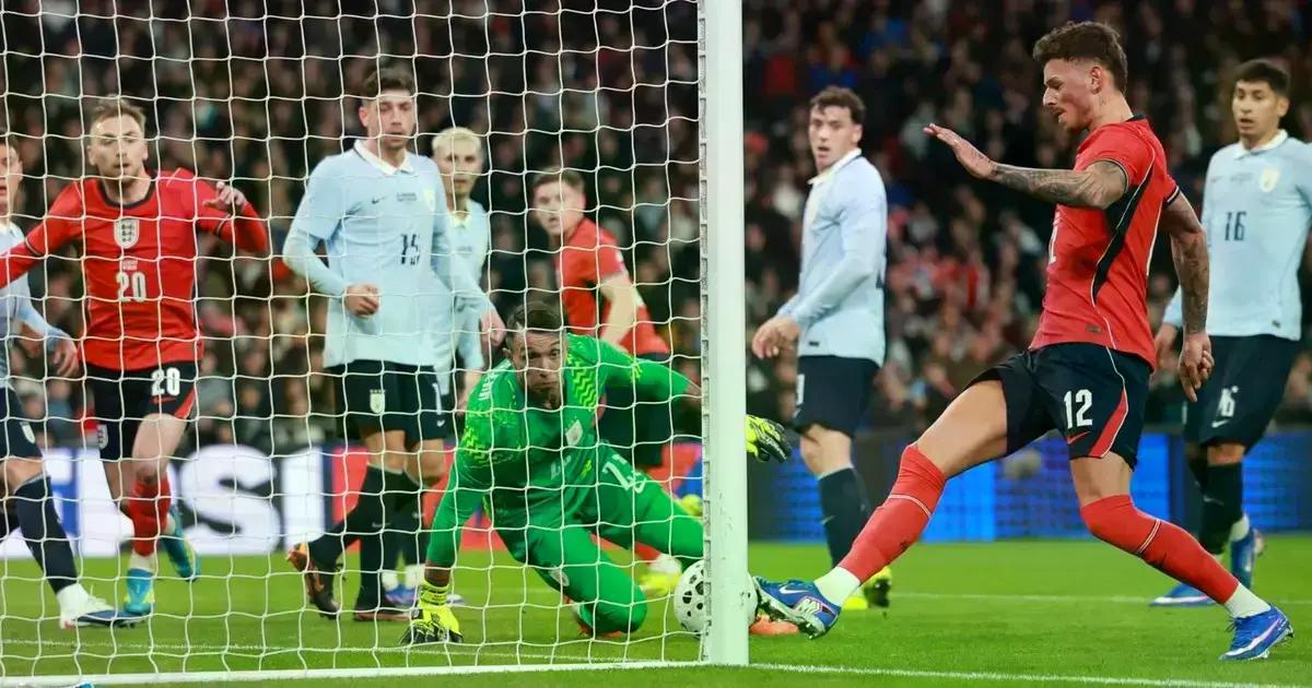 Inglaterra consigue el primer gol para los locales.