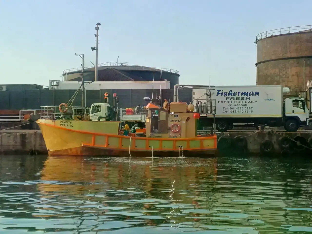 El Zanette descargando su captura en el puerto de Gqeberha en 2025.