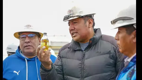 Dirigentes del transporte durante la inspección en la planta de Senkata.