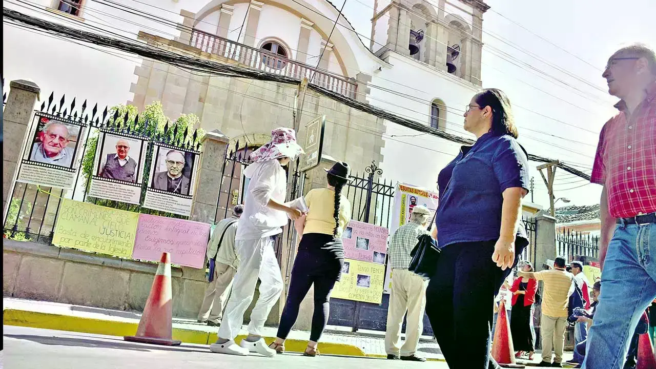 Reclaman justicia por casos de pederastia en puertas de una iglesia de Cochabamba.