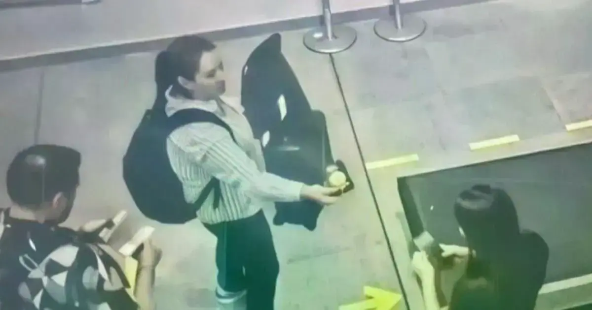 Laura Rojas filmada retirando las maletas de Viru Viru