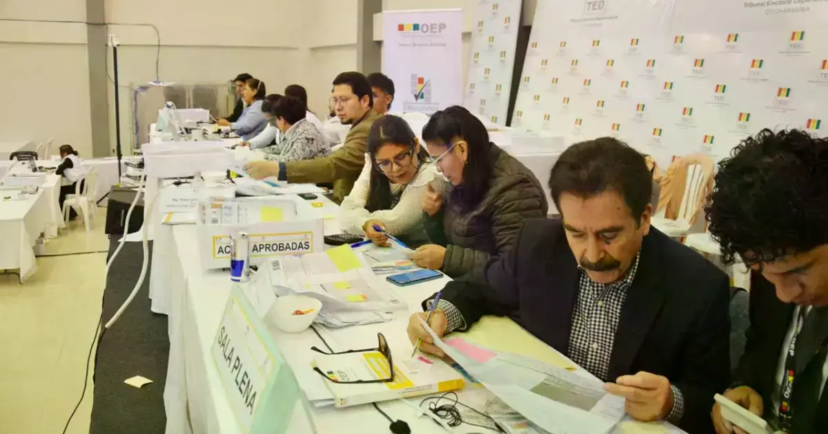 Personal del TED trabajando en el cómputo electoral.