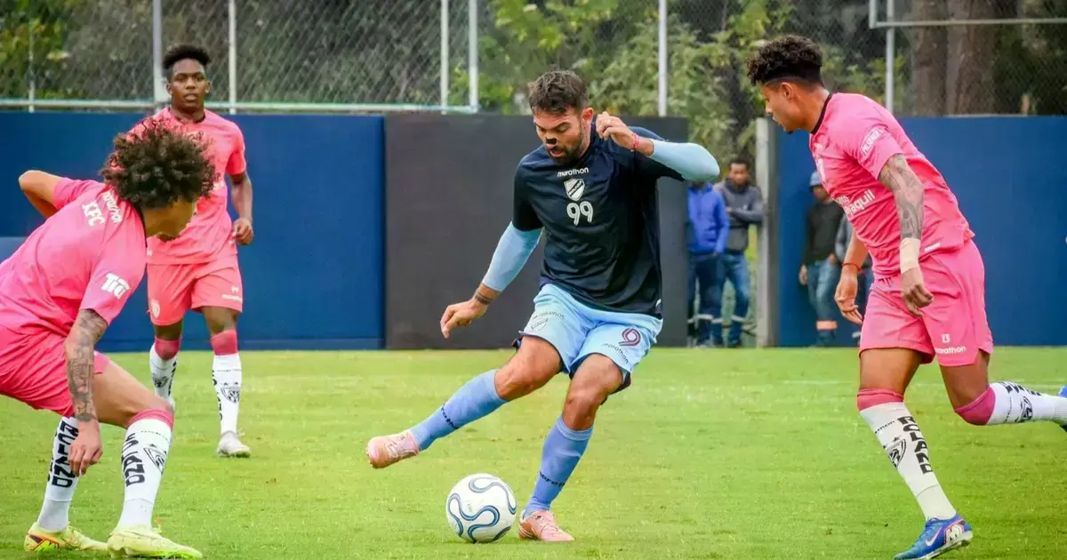 Martín Cauteruccio, de Bolívar, domina el balón entre dos rivales.