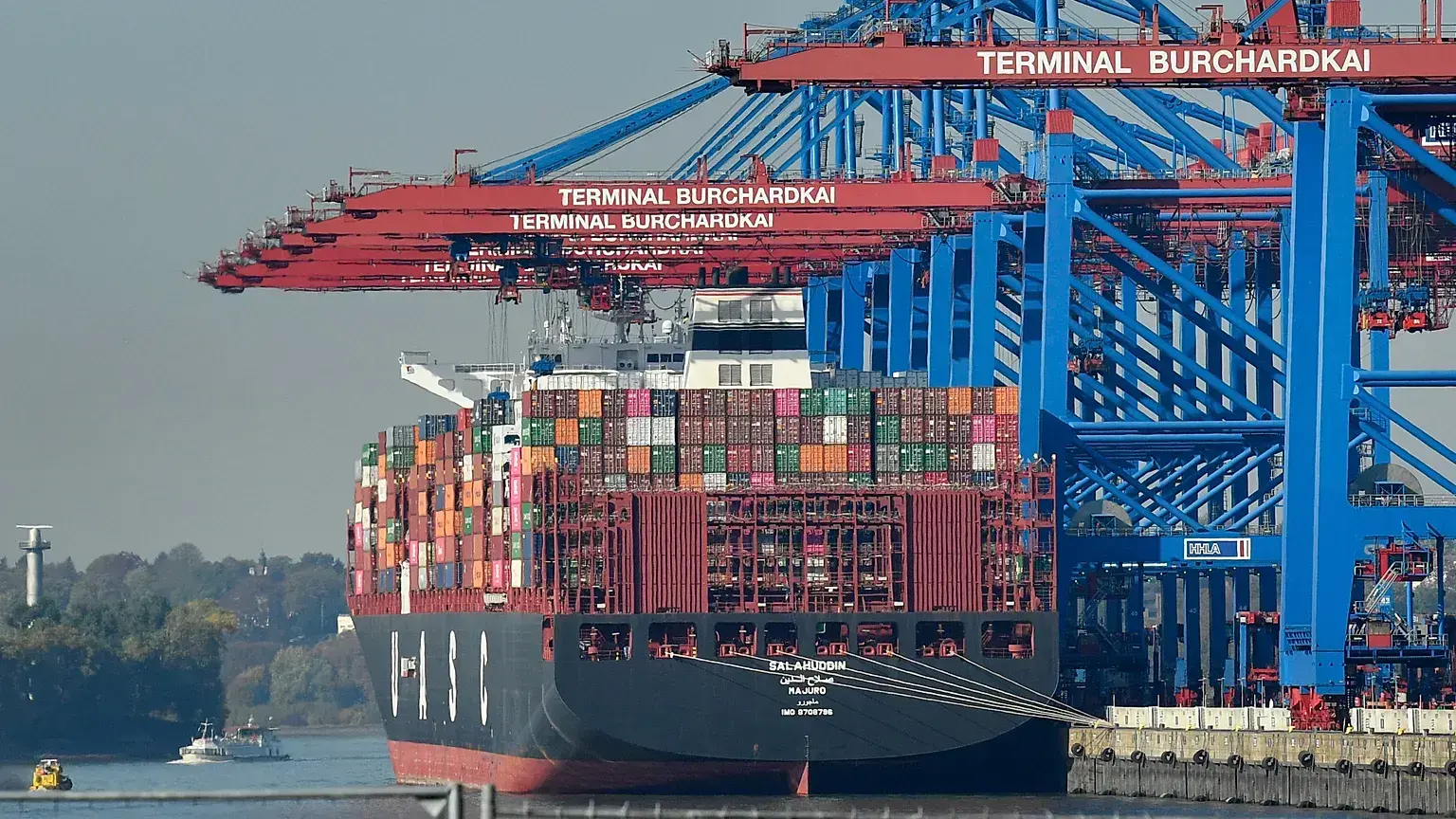 Un buque portacontenedores en el puerto de Hamburgo, Alemania.