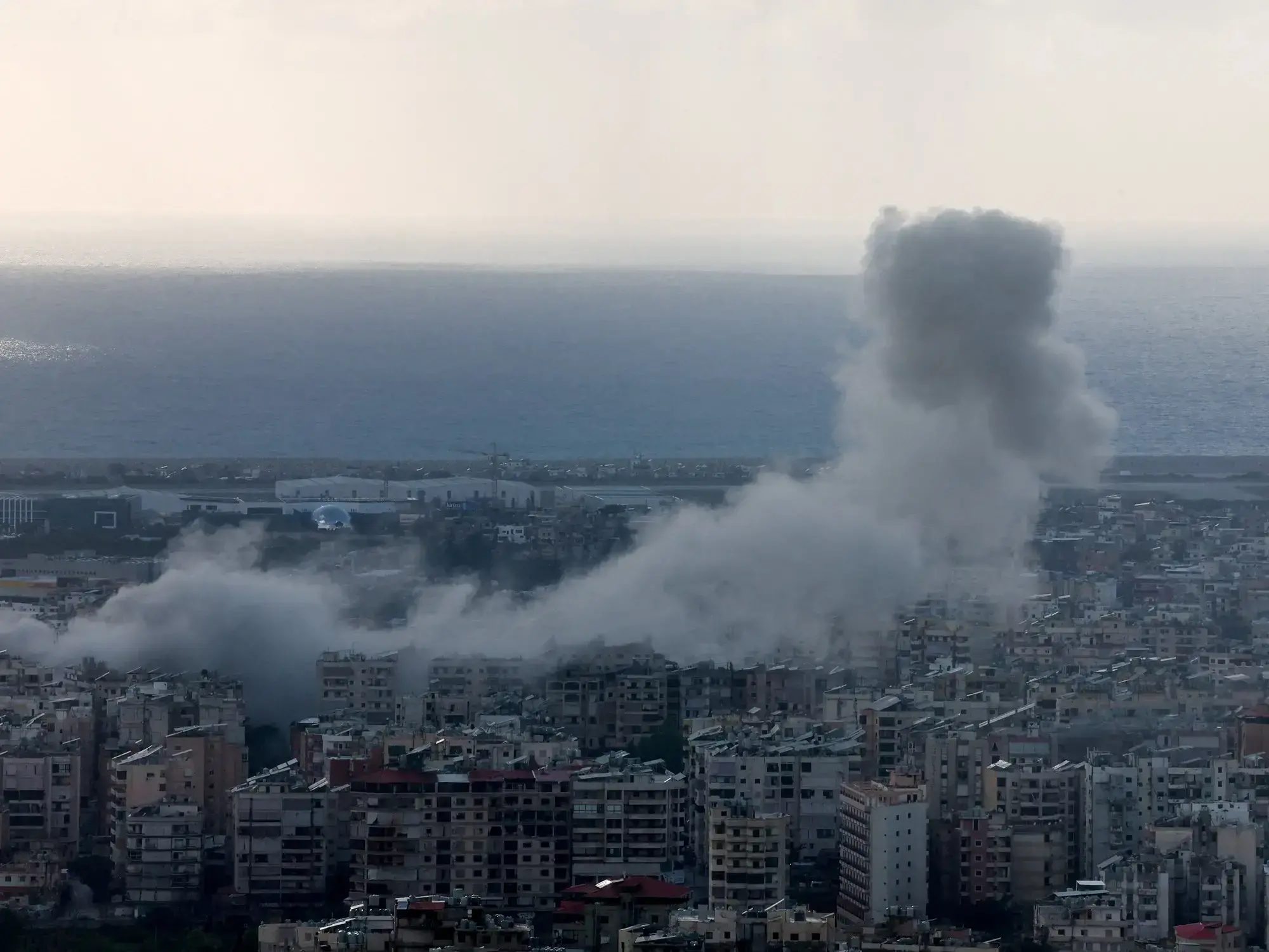 Una densa columna de humo se levanta sobre Beirut tras un ataque.