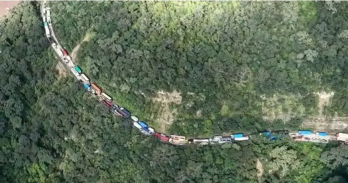 Vehículos varados en La Angostura-Samaipata debido a derrumbes que afectaron la carretera