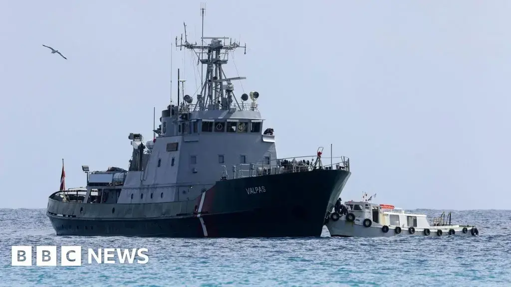 Embarcación de la agencia fronteriza europea durante una operación de rescate cerca de Grecia en 2026.