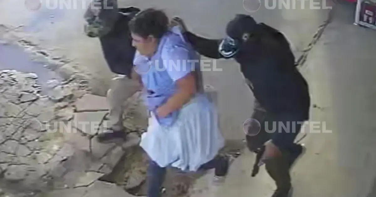 Dos de los sujetos se llevan a la mujer, que se encontraba en un negocio del trópico.