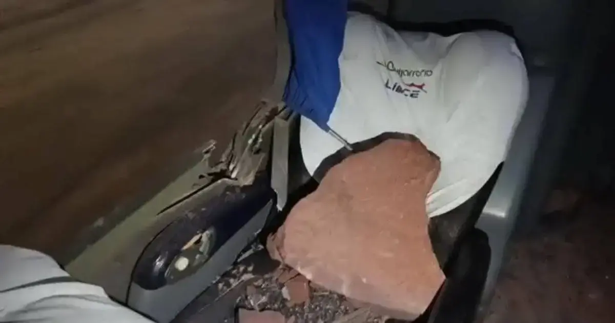 Vehículos varados en la ruta a los Valles cruceños tras los derrumbes.