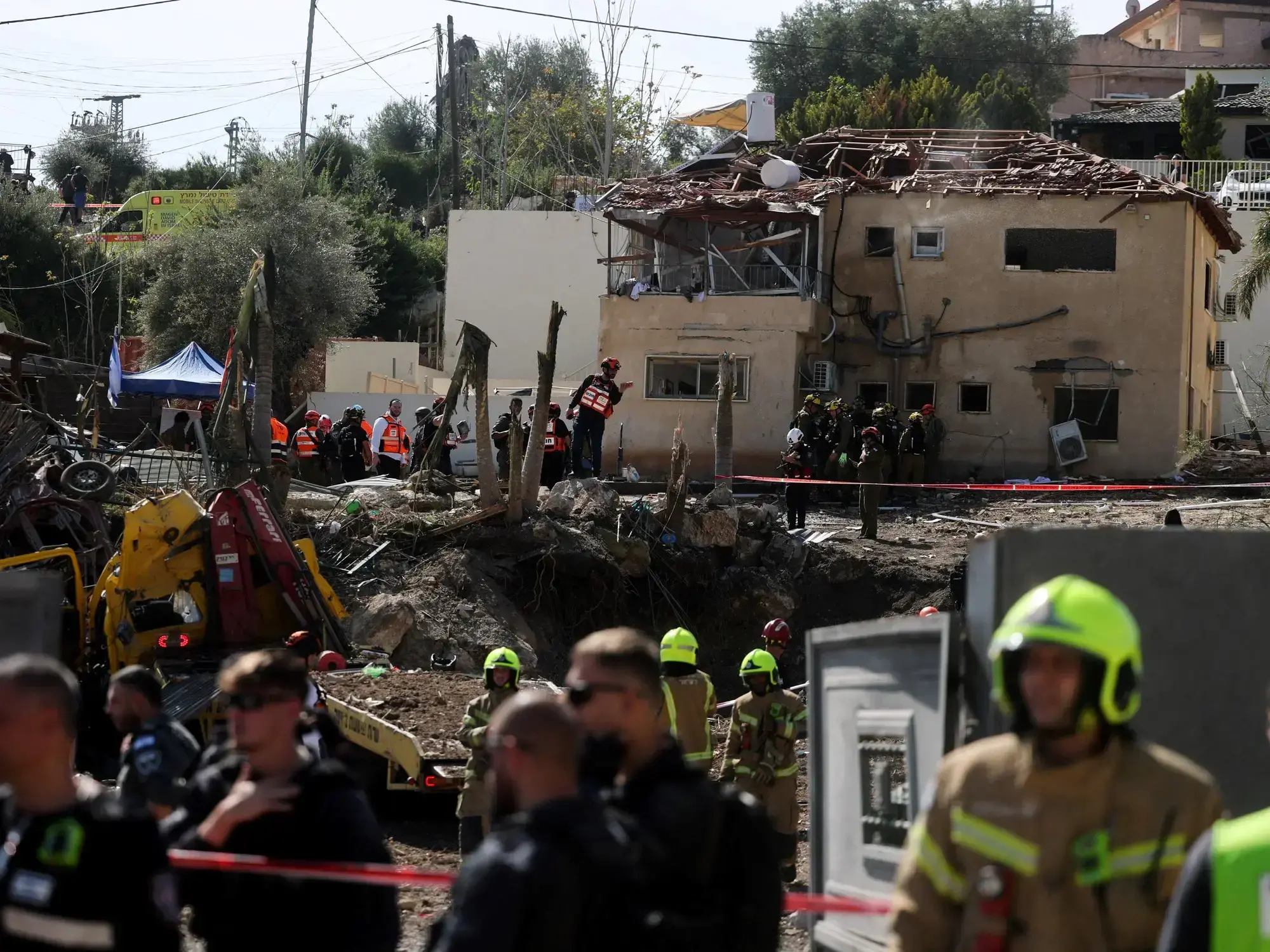 Escombros y destrucción tras el impacto de un misil iraní en el centro de Israel, este sábado.