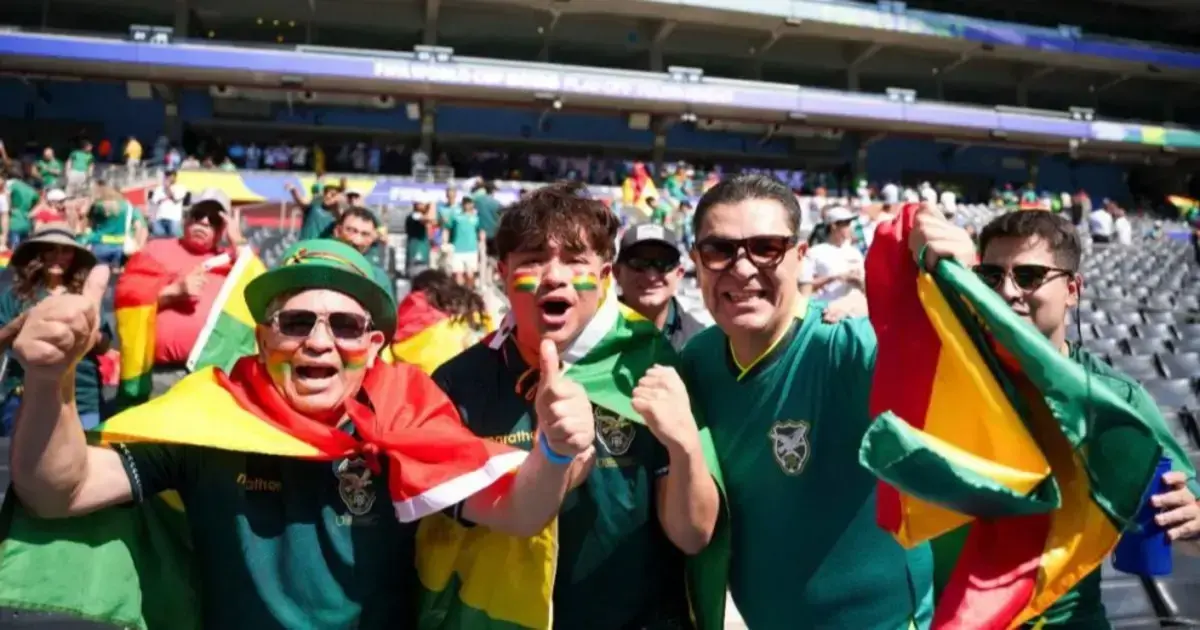 Hinchas bolivianos presentes en el estadio BBVA.