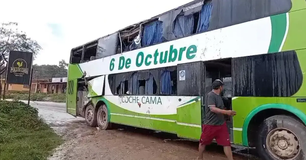 Así quedó uno de los buses que recibió el impacto de una piedra
