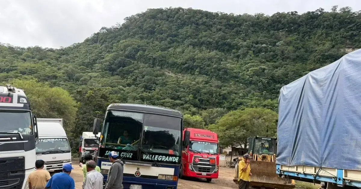 Vehículos varados en la ruta a los Valles cruceños