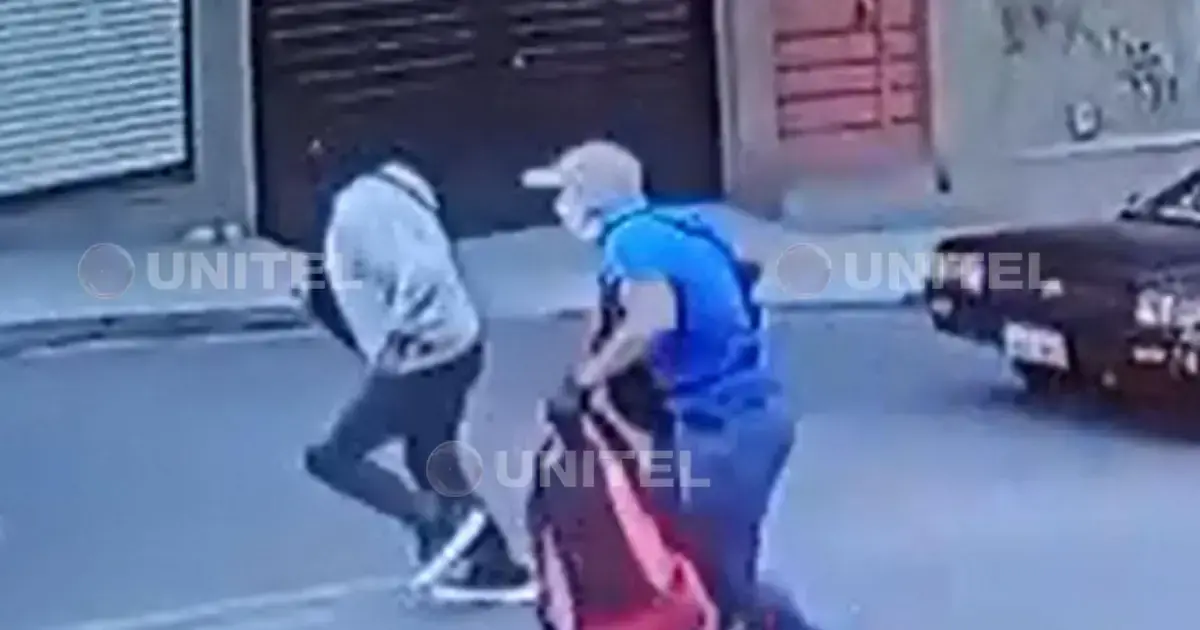 Dos de los delincuentes huyen, uno de ellos lleva la mochila que le arrebataron a la víctima.