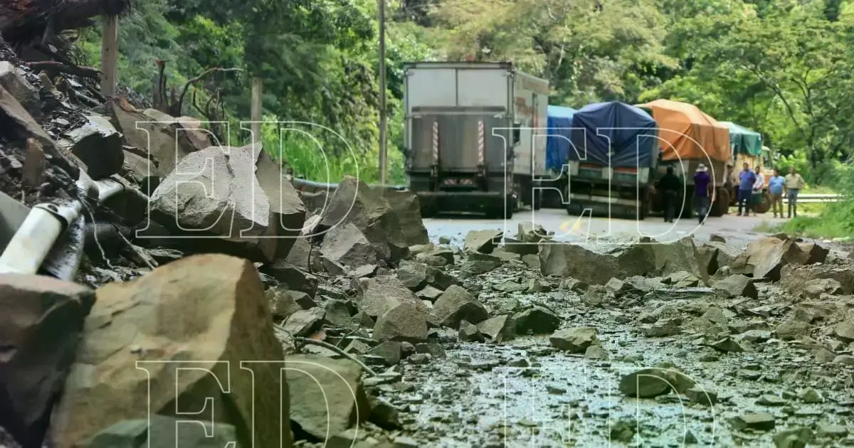 Vehículos atrapados en la ruta a los Valles cruceños por deslizamientos de tierra.