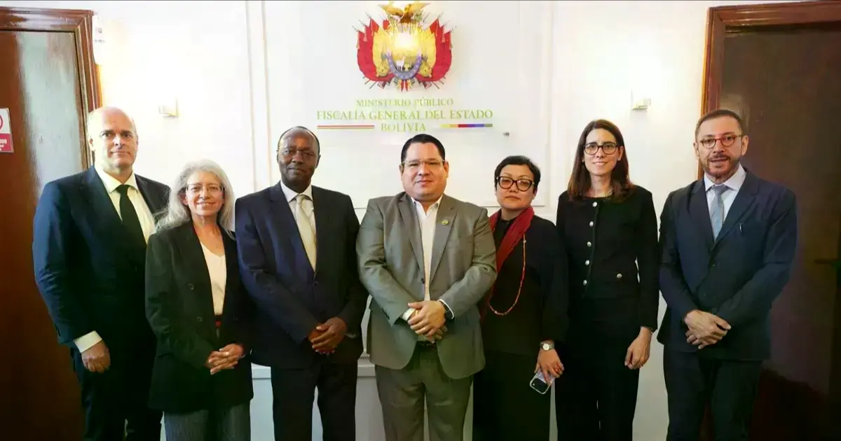 Róger Mariaca, Fiscal General del Estado, y Nydia Pesántez Calle, representante de ONU Mujeres en Bolivia.