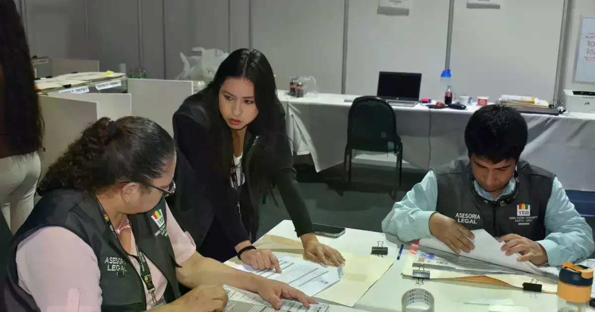 Conteo de votos en el TED de Santa Cruz.