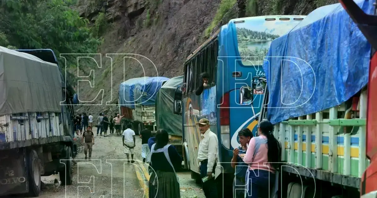 Camiones y pasajeros afectados por derrumbes y mazamorras en Petacas (Valles)