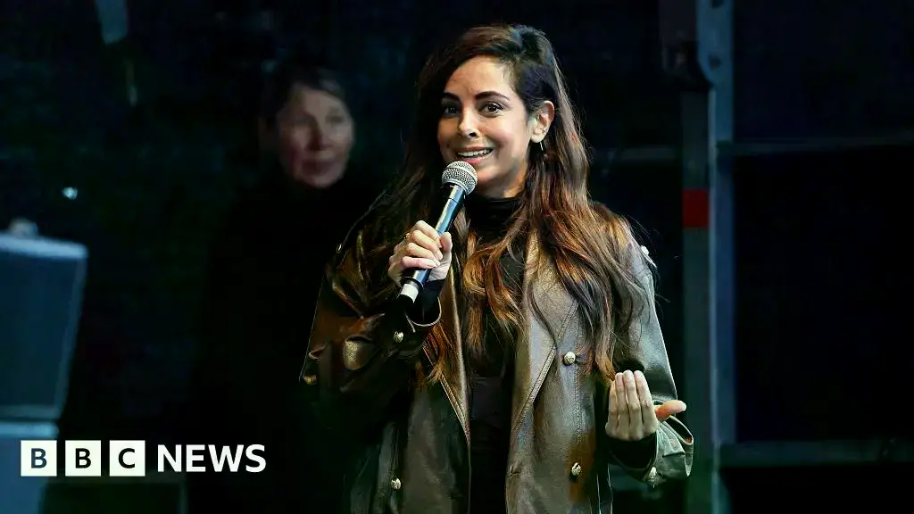 Collien Fernandes habla ante una multitud en Hamburgo.