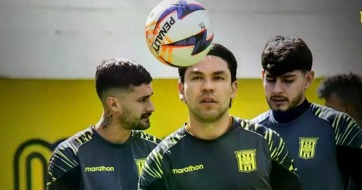 Jugadores del Tigre antes del choque de ida con Blooming en Montero.