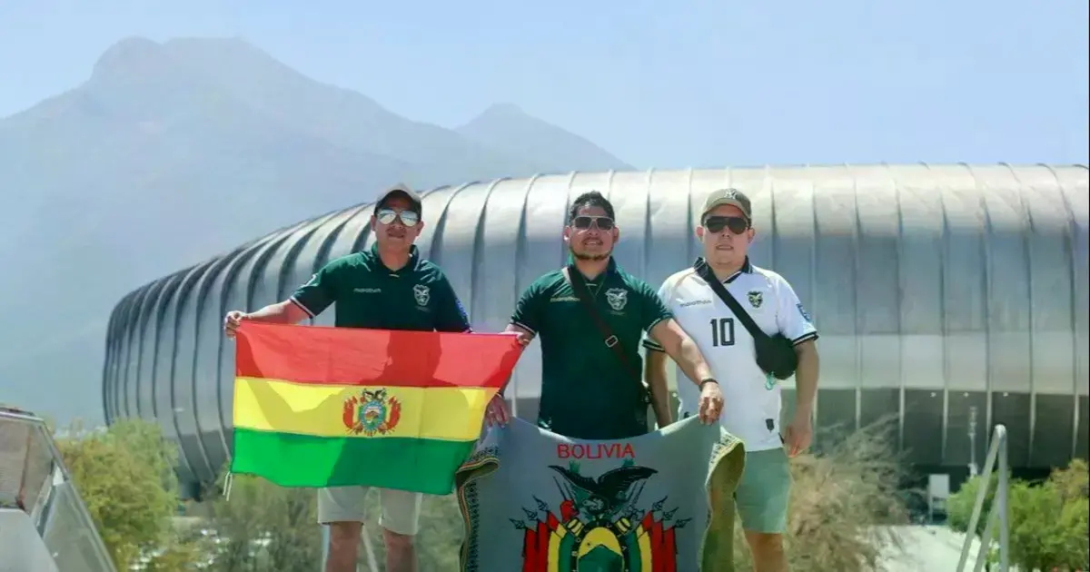 Hinchas de la Verde afuera del estadio BBVA de Monterrey.