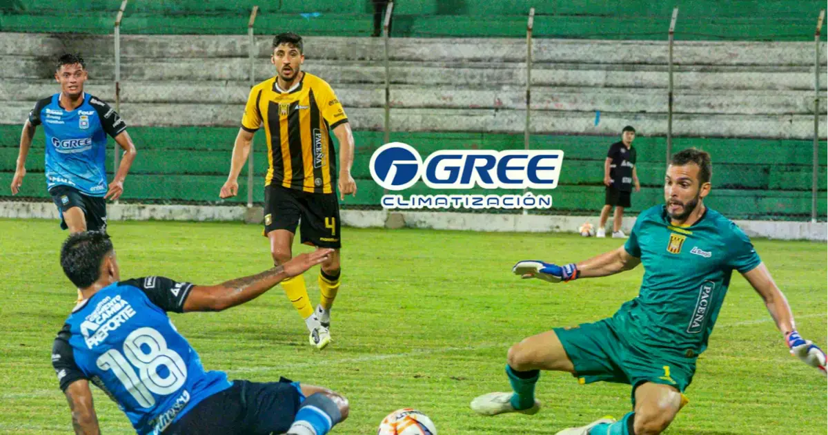 Gonzales de Blooming y el arquero Banegas de The Strongest van por el balón.