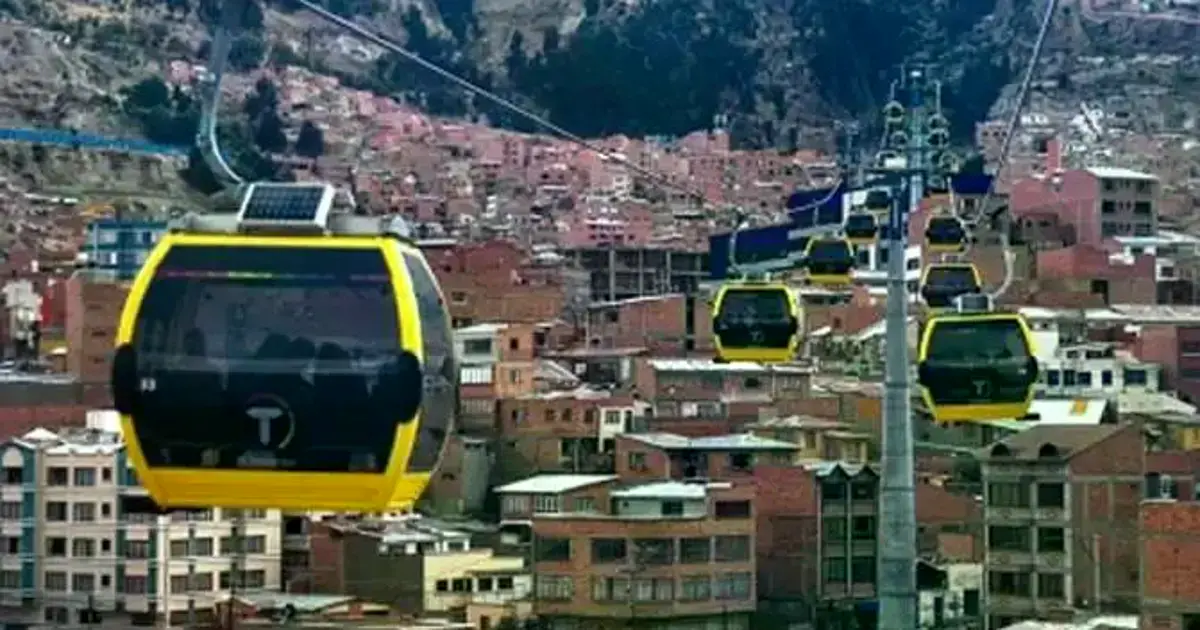 Momento en que un usuario intenta abrir las puertas de la cabina.