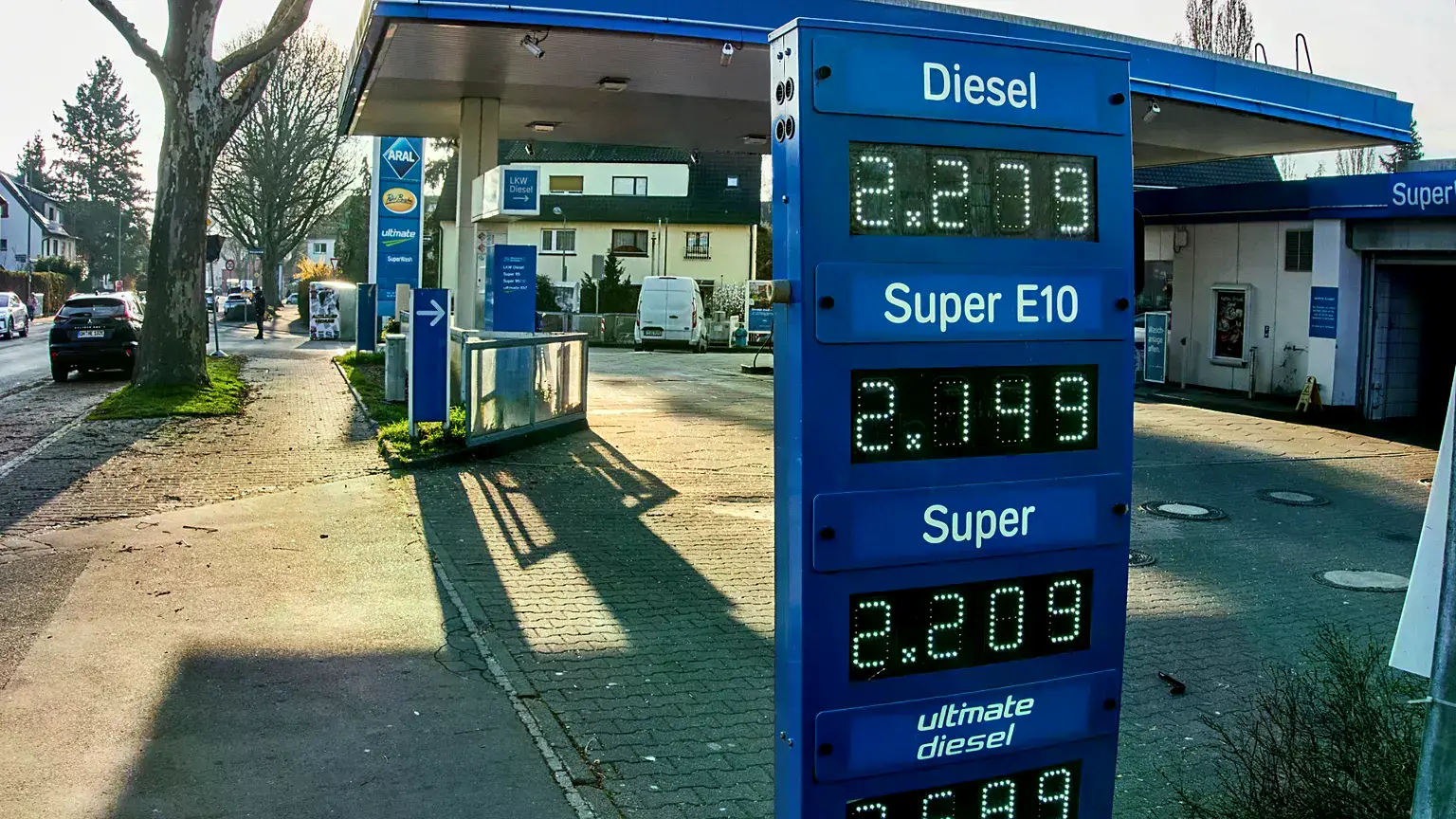 Los precios del combustible se muestran en una gasolinera en Frankfurt, Alemania.