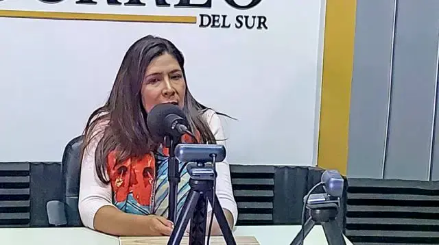 Fátima Tardío, alcaldesa electa de Sucre, en la cabina de Correo del Sur Radio.