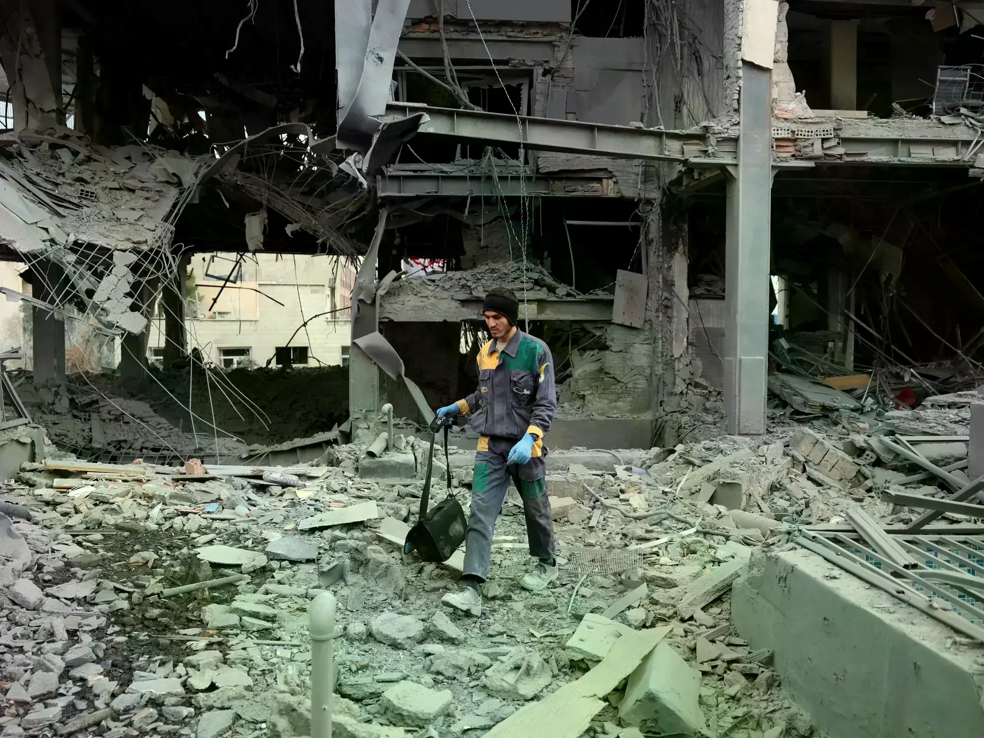 Trabajadores retiran objetos de las oficinas de Al Araby TV atacada en Irán.