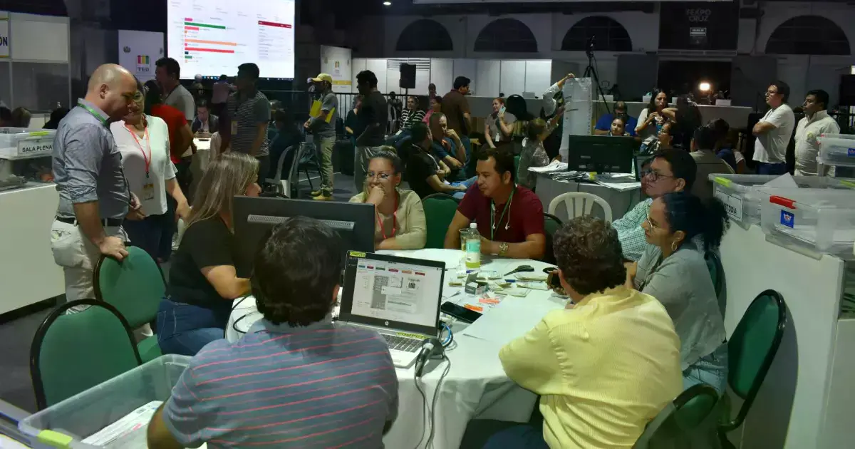 El cómputo de votos de las elecciones subnacionales en el TED Santa Cruz.