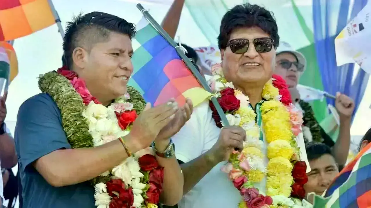 Leonardo Loza junto a Evo Morales durante actos de campaña.