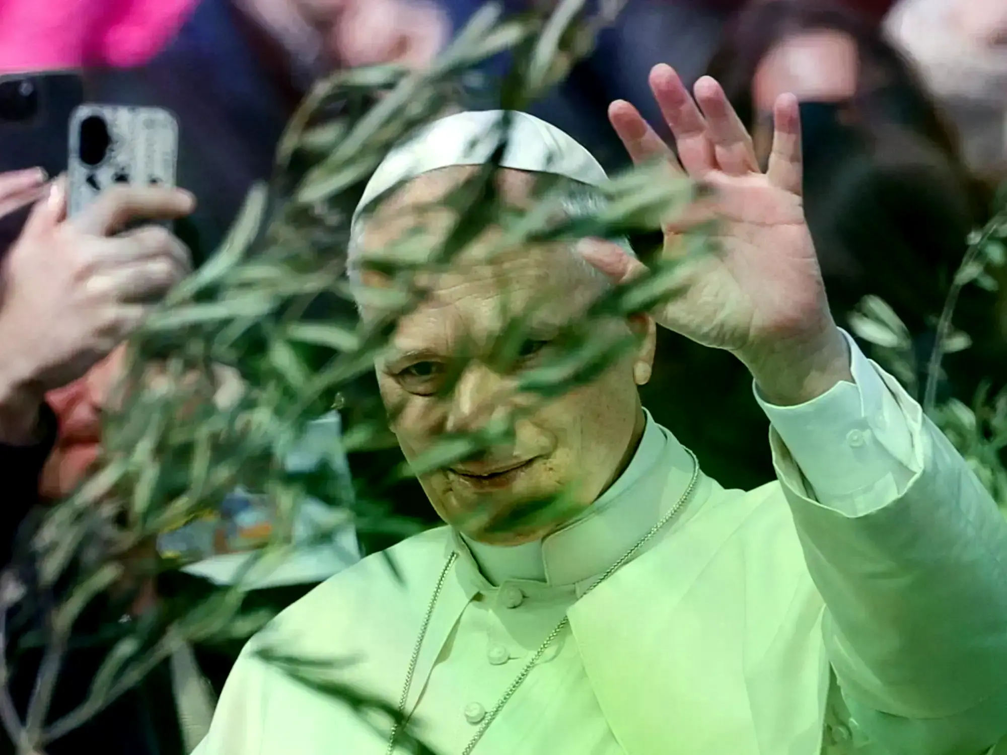 El Papa León XIV saluda a la multitud en la celebración del Domingo de Ramos.