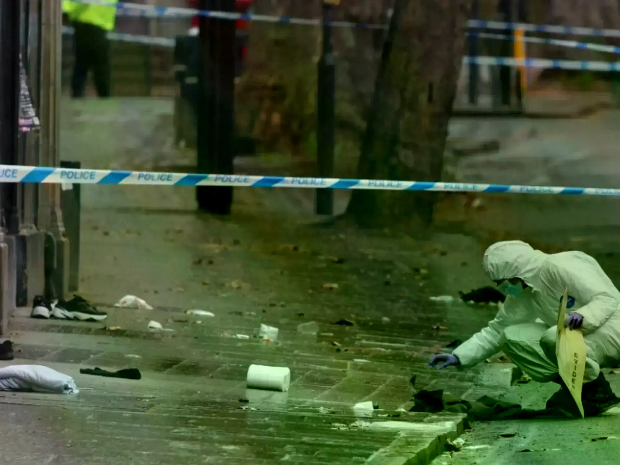 Agentes de policía trabajan en el centro de Derby tras el atropello
