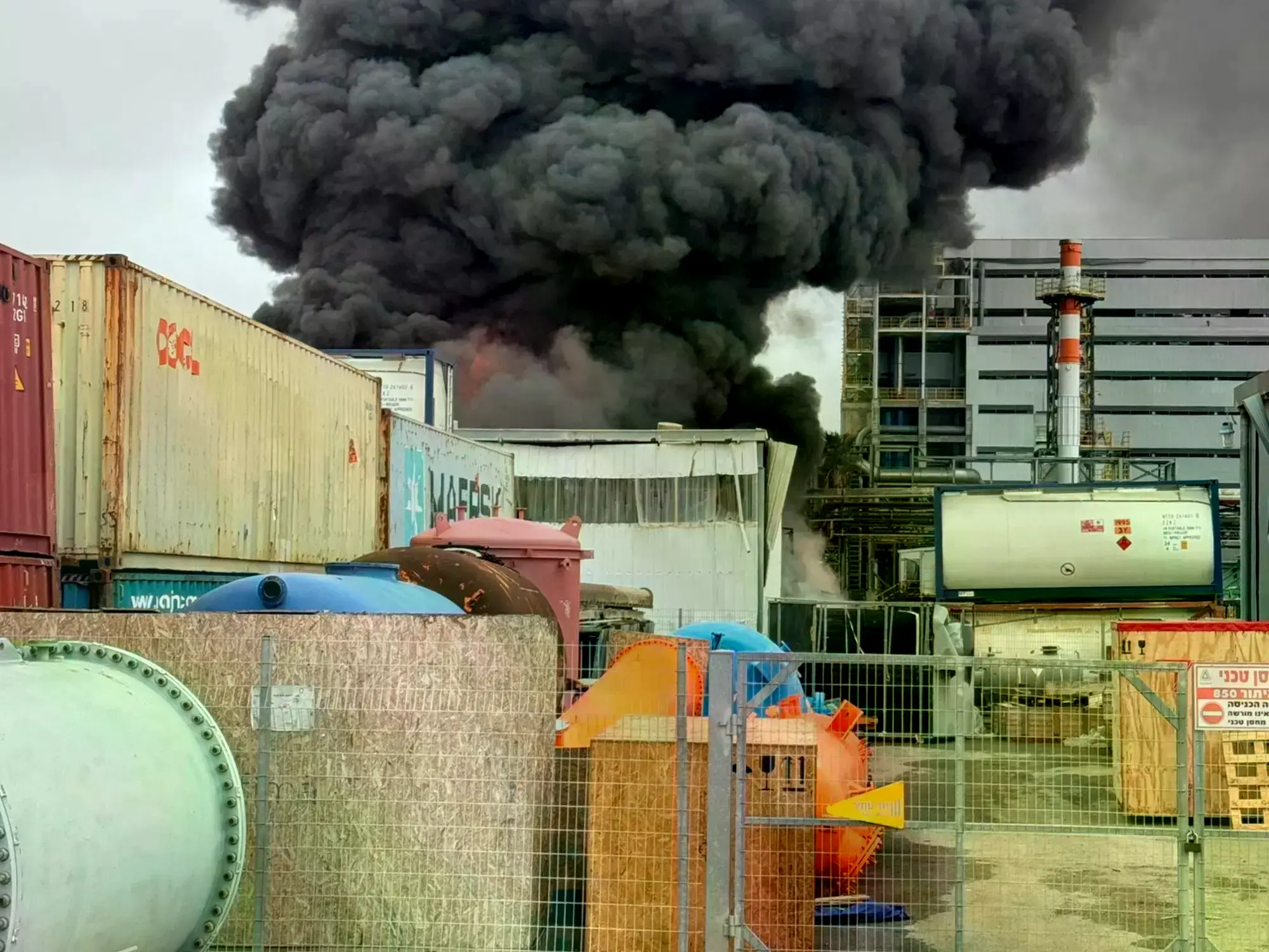 Humo negro sale tras el impacto de los restos de un misil en una zona industrial.