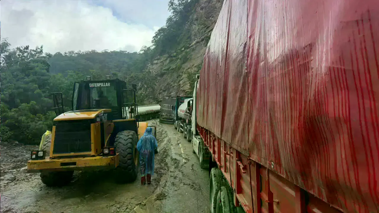 Trabajos con maquinaria pesada en lugar de deslizamientos.