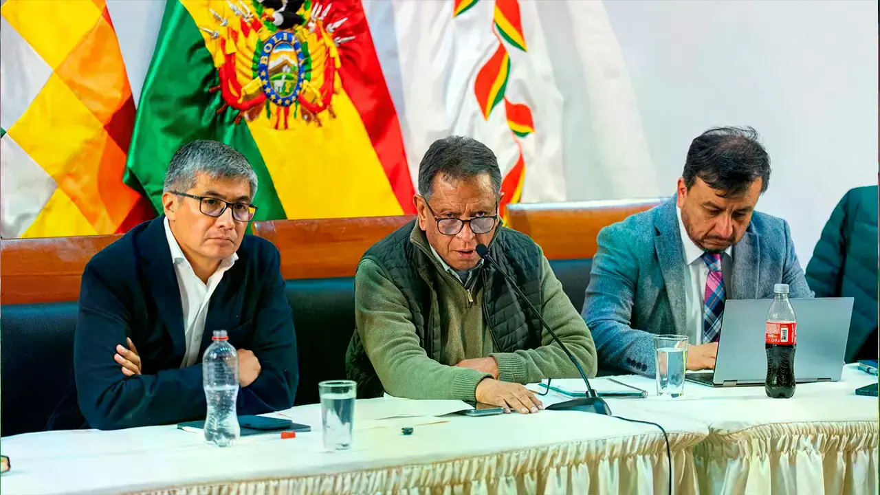 Ministro de Gobierno, Marco Antonio Oviedo (centro).