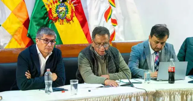 Ministro de Gobierno, Marco Antonio Oviedo (centro).