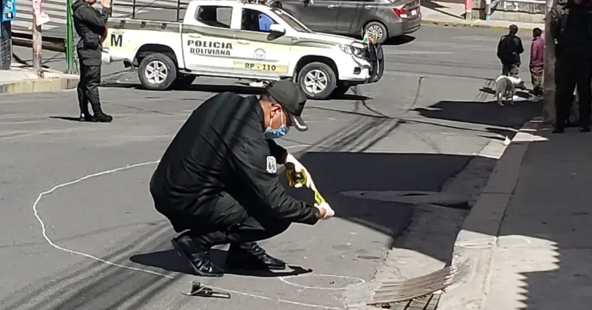 La Policía realiza la investigación en el lugar del hecho.